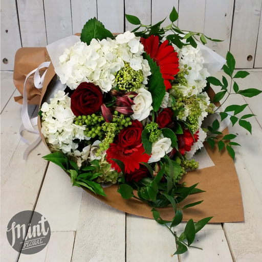 Holiday Collection 2025 | Berries & Cream Bouquet